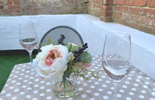 Margate Cottage | Historic cosy Old Town cottage-parking, garden, 2-min walk to beach