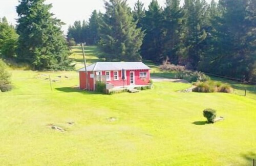 Danseys Pass House | Historic Cottage in rural Oamaru with farm animals and outdoor baths