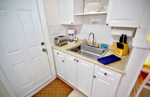 Pompano Beach House | Historic Cottage 2 Blks to Beach, Wi-Fi, Great Location!