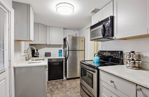 Historic Downtown Savannah Apartment | Historic District Garden Apartment With King Bed and Patio