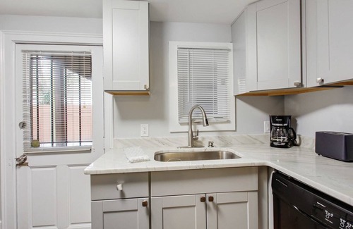Historic Downtown Savannah Apartment | Historic District Garden Apartment With King Bed and Patio