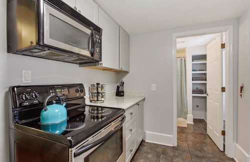 Historic Downtown Savannah Apartment | Historic District Garden Apartment With King Bed and Patio