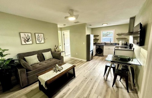 Palmetto Apartment | Historic District Retreat - Newly Renovated 2BR