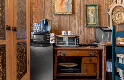 Franklin Springs Cabin | Historic dog-friendly retreat plus access to hot tub, game room, & gym