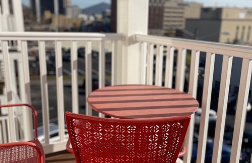 Old Southwest Condo | Historic Downtown 2 BR/2BA Executive Suite with Parking