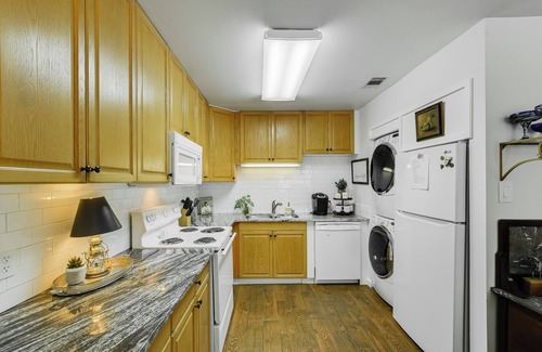 Georgetown Apartment | Historic downtown Georgetown. 8 blocks to the square and 1 to the University.