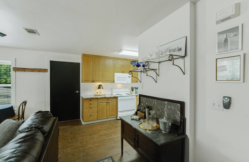 Georgetown Apartment | Historic downtown Georgetown. 8 blocks to the square and 1 to the University.