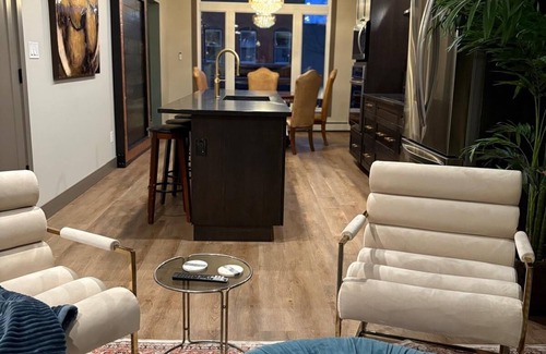 Lacombe Apartment | Historic Downtown Luxury Suite