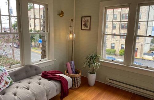Astoria Apartment | Historic Downtown Riverview Flat, No. 4