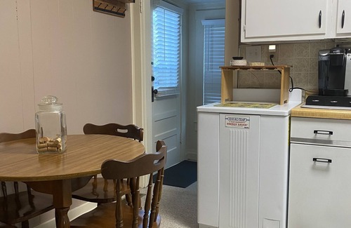 Fayetteville House | Historic Dwntwn, NRG, Convenient 3 Br Cottage