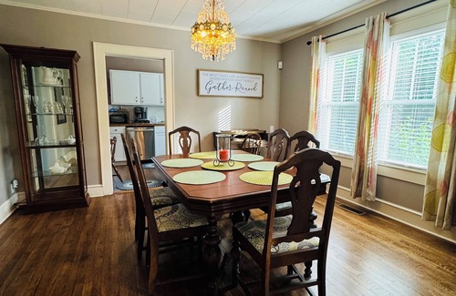 Fayetteville House | Historic Dwntwn, NRG, Convenient 3 Br Cottage