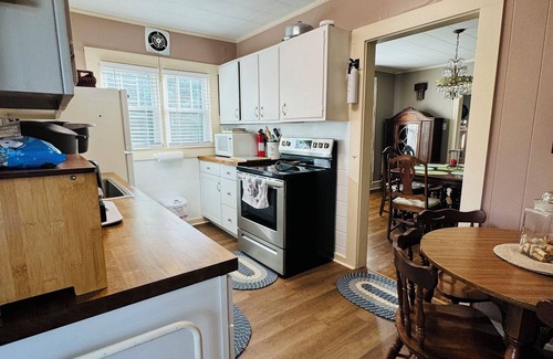 Fayetteville House | Historic Dwntwn, NRG, Convenient 3 Br Cottage