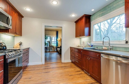 Inglewood House | Historic East Nash Sleeps 4