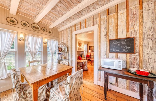 Fredericksburg Cottage | Historic, farmhouse with lush covered patio - near wineries & Main St.