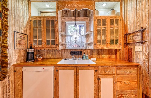 Fredericksburg Cottage | Historic, farmhouse with lush covered patio - near wineries & Main St.