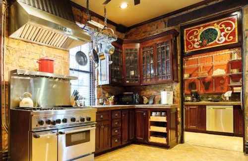 Hot Springs House | Historic FlatIron in the Heart of Hot Springs