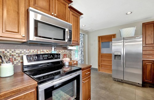 Wichita Cottage | Historic Former Shotgun Home with outback game room Hot Tun Jan 2023