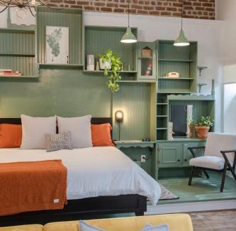 Historic Downtown Savannah House | Historic Garden Studio, Steps from Pulaski Square