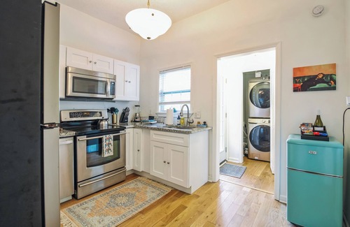 Historic Downtown Savannah House | Historic Gem on Nicoll St - Steps to Forsyth Park & River St!