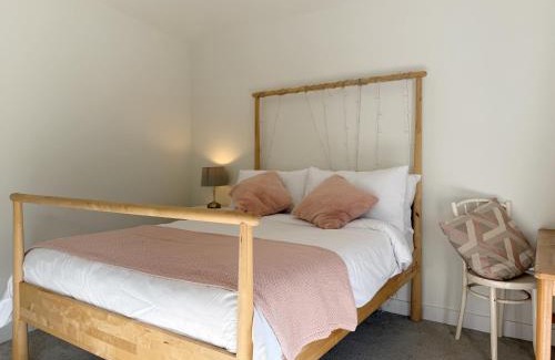 Eversley Villa | Historic Hampshire Cottage with Private Putting Green