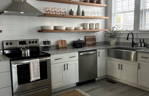 Greensboro House | Historic Haven: Nestled in Downtown Greensboro! Close to Universities.