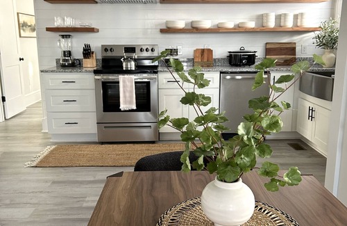 Greensboro House | Historic Haven: Nestled in Downtown Greensboro! Close to Universities.