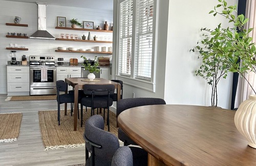 Greensboro House | Historic Haven: Nestled in Downtown Greensboro! Close to Universities.