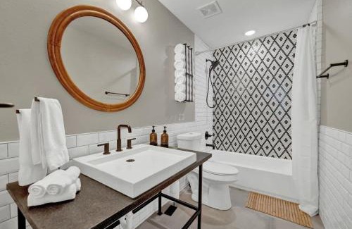 New Braunfels House | Historic Hideaway Stroll to Schlitterbahn