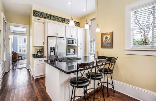Galveston House | Historic home in walkable location by dining & attractions