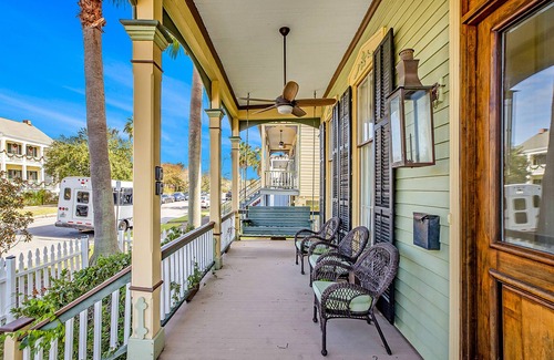 Galveston House | Historic home in walkable location by dining & attractions