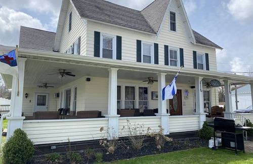 Geneva-on-the-Lake House | Historic Home |Perfect Strip Location |Walk to Lake |Wine Country|Grill&Firepit|