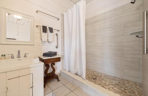 Cedar Key Apartment | Historic Island Hotel