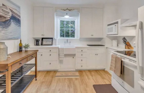 East Renton Highlands Cottage | Historic Lake Cottage in Squak Mountain - 30mins to Seattle, Bellevue, & Tacoma