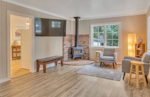 East Renton Highlands Cottage | Historic Lake Cottage in Squak Mountain - 30mins to Seattle, Bellevue, & Tacoma