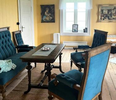 Godøy House | Historic Lighthouse Keeper's House At Høgstein