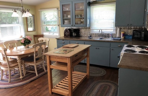 Gills Rock House | Historic Log Cabin by the Bay (Lake Views)