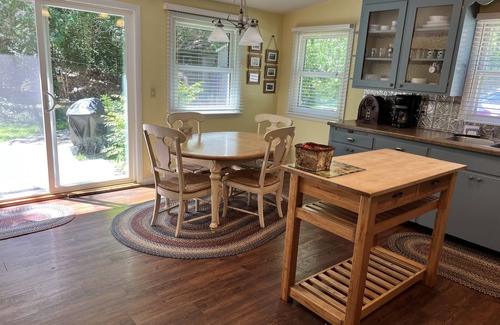 Gills Rock House | Historic Log Cabin by the Bay (Lake Views)