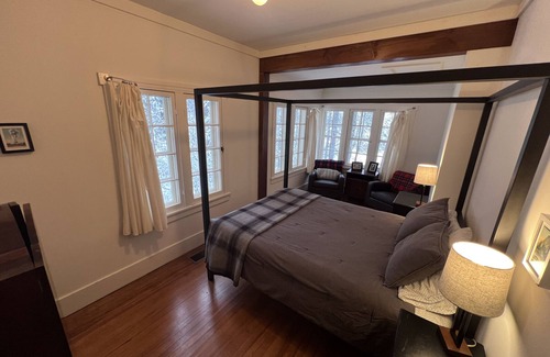 Phoenicia Cabin | Historic Luxury Craftsman Lodge - Streamside - Remodeled Baths 2024