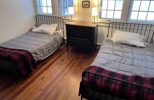 Phoenicia Cabin | Historic Luxury Craftsman Lodge - Streamside - Remodeled Baths 2024