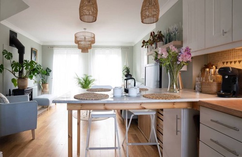 Malmesbury House | Historic Malmesbury | Delightful home with parking