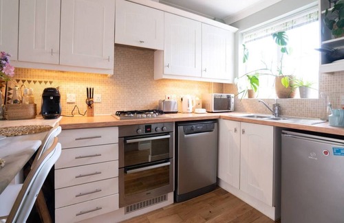 Malmesbury House | Historic Malmesbury | Delightful home with parking