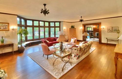 Cleveland Villa | Historic Mansion for Large Groups Minutes to Cleveland Destinations