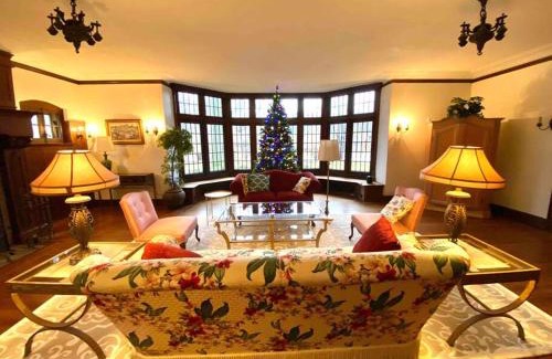 Cleveland Villa | Historic Mansion for Large Groups Minutes to Cleveland Destinations