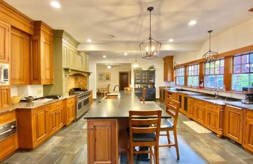 Cleveland Villa | Historic Mansion for Large Groups Minutes to Cleveland Destinations