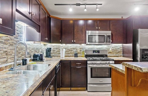 Fort Wayne Apartment | Historic Mansion Apt 4 | Ping-Pong & Free Parking