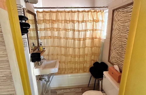 Tucson Hotel | Historic Motel Room in Tucson with WiFi, AC "Tropicana"
