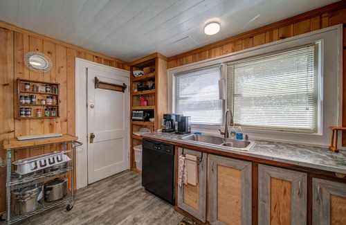 Suches Cabin | Historic Mountain Cottage – Minutes from Two Wheels and National Parks!