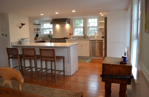 Nantucket Town House | Historic Nantucket Home. 8 minute walk to center of town