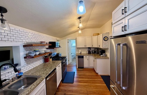 Ashland House | Historic Ohana House - Walk to Downtown Ashland, Hot Tub, Tiki Bar, Pet Friendly