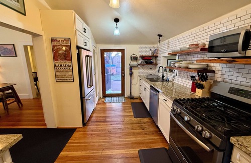 Ashland House | Historic Ohana House - Walk to Downtown Ashland, Hot Tub, Tiki Bar, Pet Friendly
